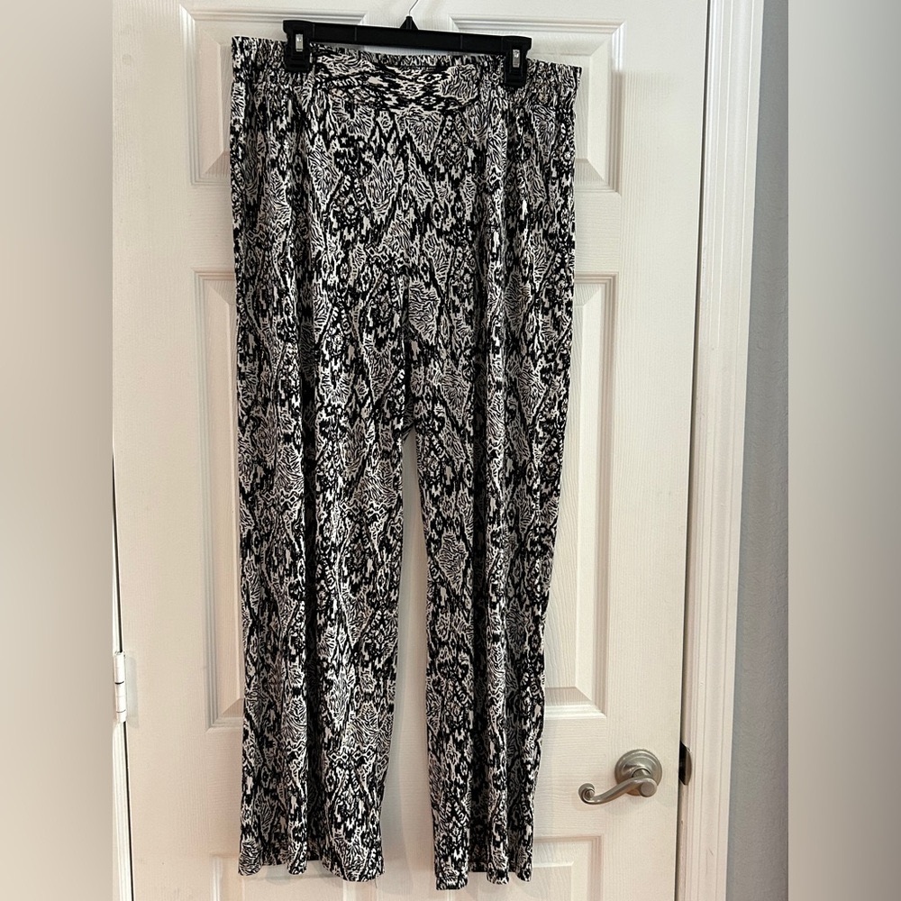 Chic Black and White Patterned pant